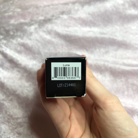 Danessa Myricks Beauty Illuminating Veil Liquid Highlighter for face and body - Picture 8 of 8